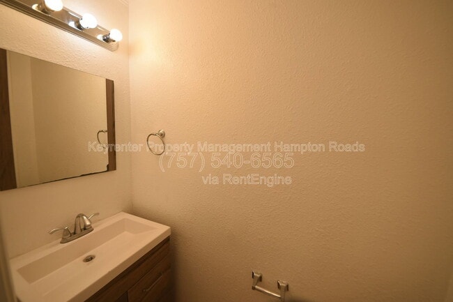 Building Photo - 701 Nottaway Dr