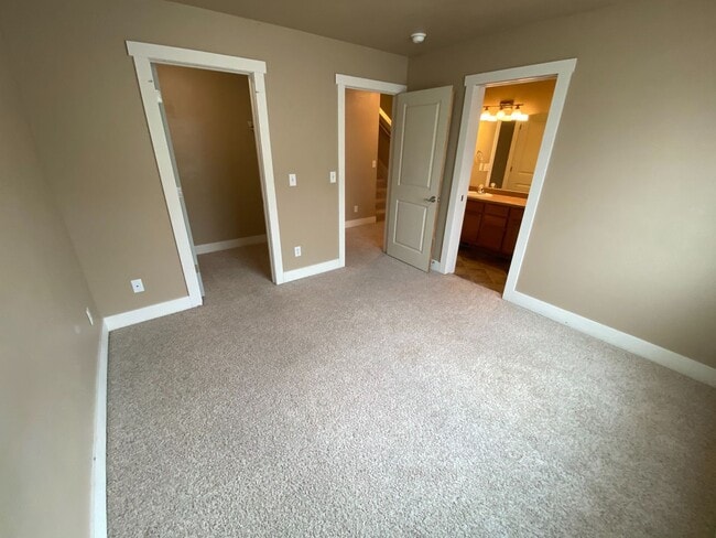 Building Photo - 5 Bedroom 2 Bath Single Family Home in Bozeman!