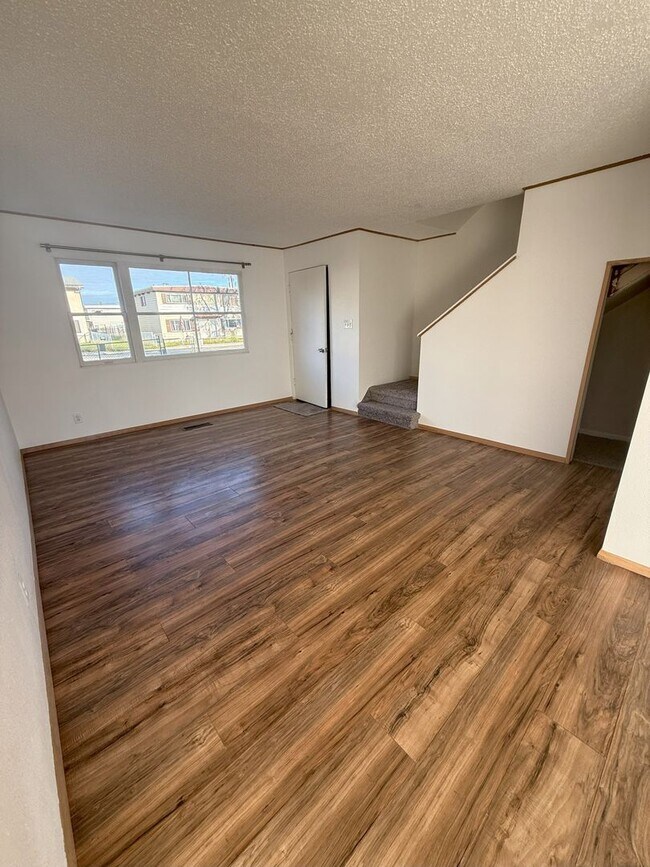 Building Photo - 2-bedroom, 1-bathroom newly renovated