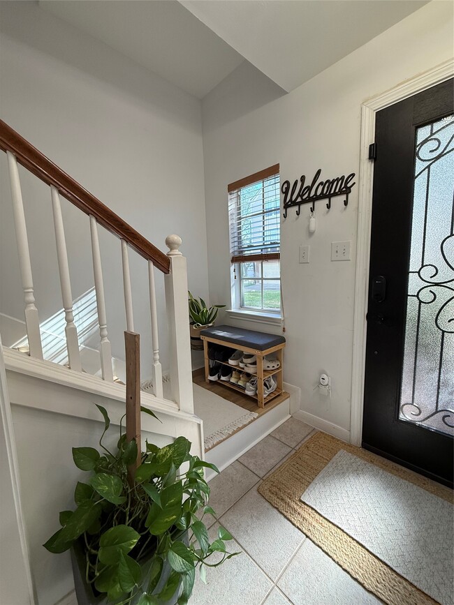 Building Photo - 1702 Tuam St