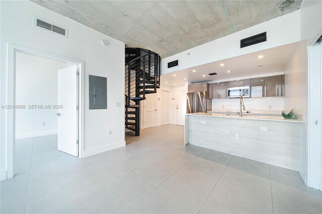 Building Photo - 13800 Highland Dr
