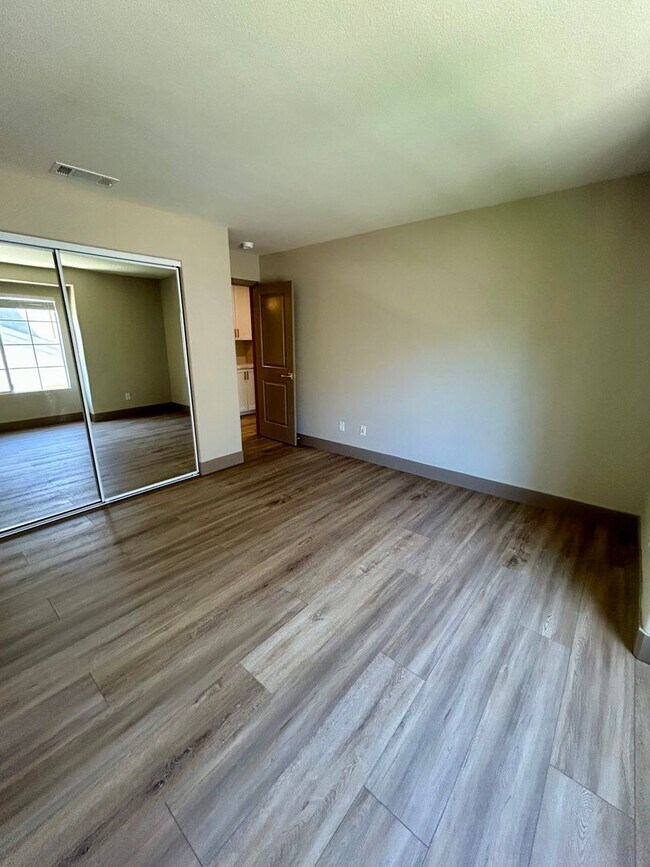 Building Photo - Remodeled and Comfortable Townhome