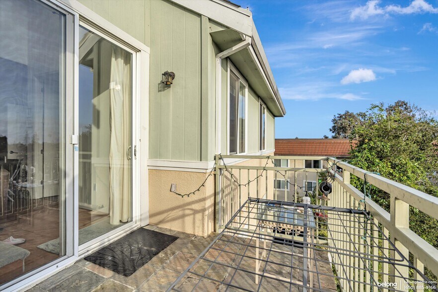 Building Photo - 2330 University Ave