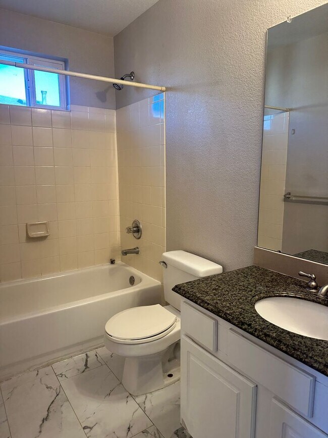 Building Photo - Single Family Home for Rent!