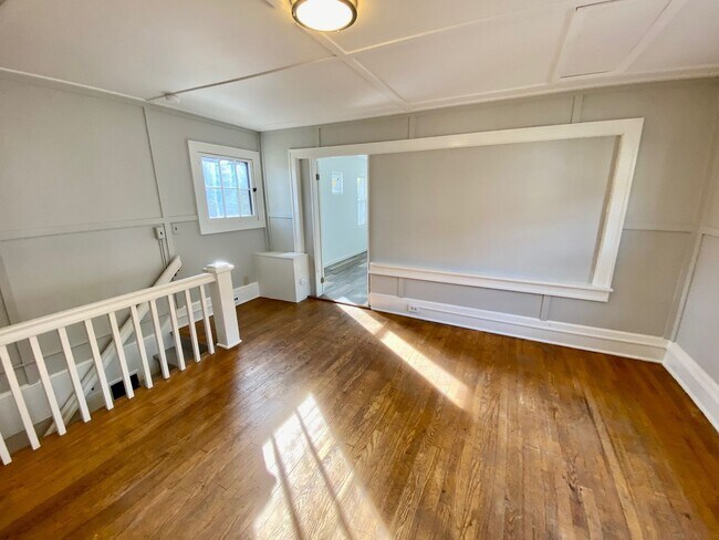 Building Photo - 40 Larchmont Rd