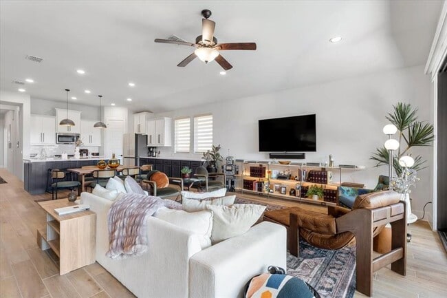 Building Photo - 7905 Catbird Ln