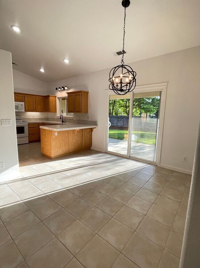 Building Photo - BEAUTIFUL 3 BEDROOM HOME FOR RENT