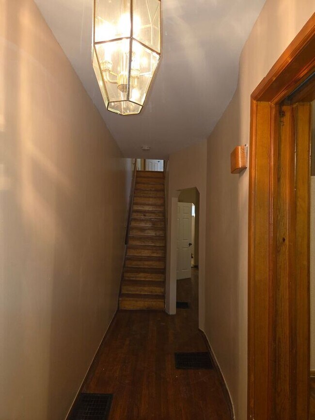 Building Photo - 5BR/1.5BA Row Home with Backyard and Laund...
