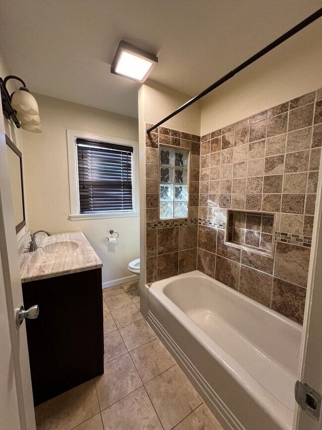 Building Photo - 2 Bedroom, 1 Bathroom Home - Close to Oregon Tech & Sky Lakes!