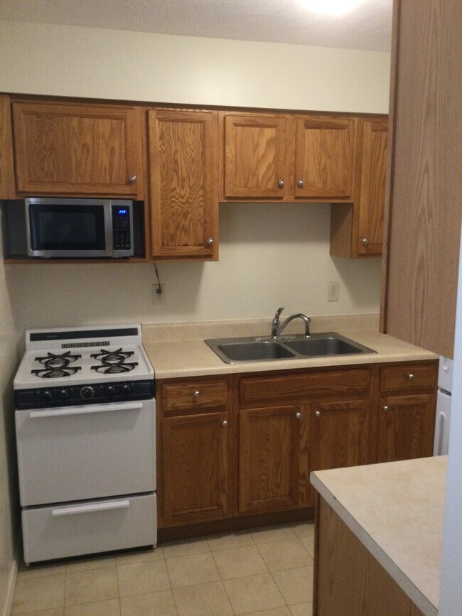 Kitchen - 213 Lindell Dr