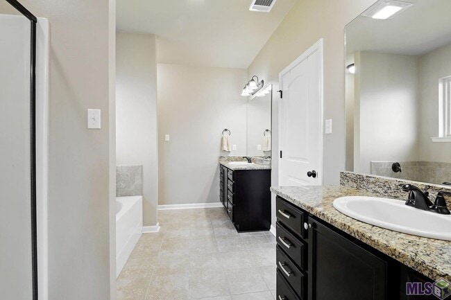 Building Photo - 644 Greenwich Dr