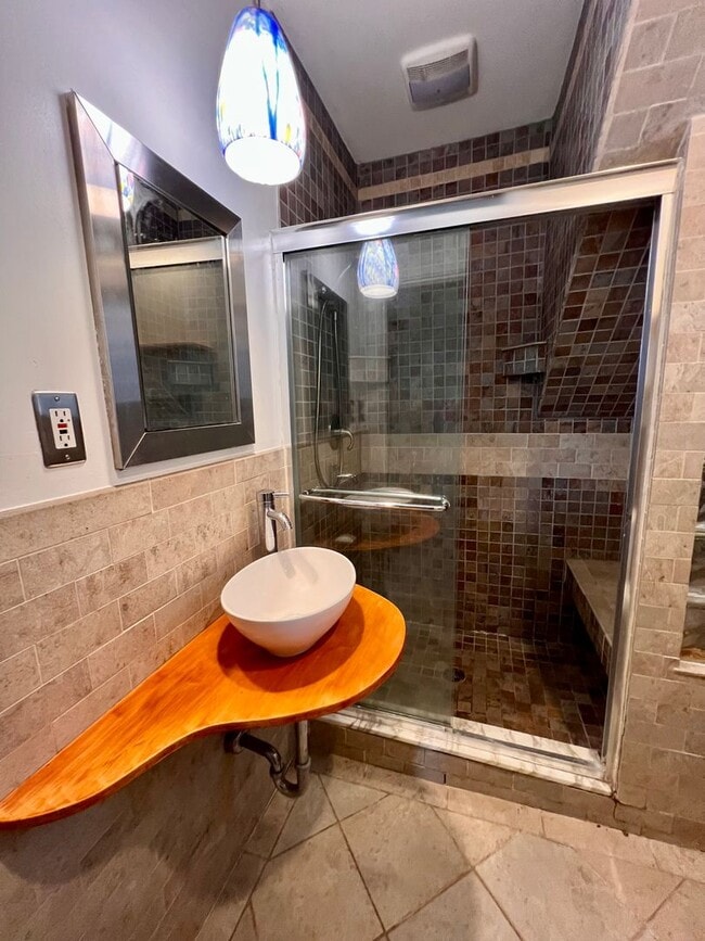 Building Photo - 5735 Howe St