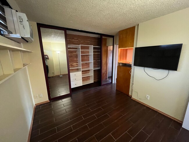 Building Photo - Spacious 1 Bed/1 Bath/1 Parking at La Casa...