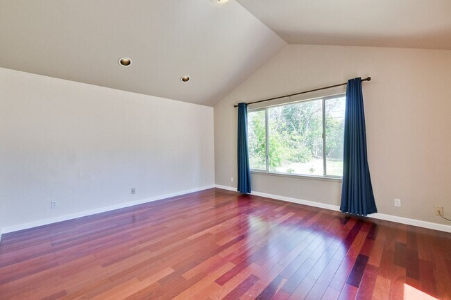 Building Photo - Large single family 4 Bed, 2 1/2 Bath Home...