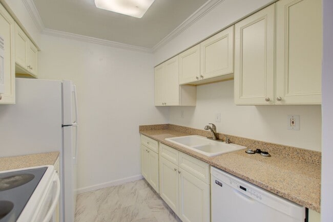 Building Photo - 2 Bed, 2 Bath Centrally Located Condo in G...