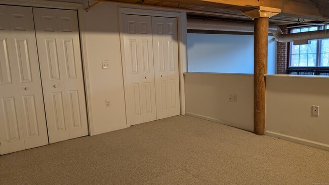 Building Photo - 839 Main St