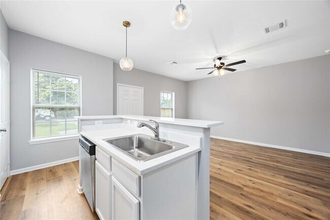 Building Photo - 4507 White Rock St