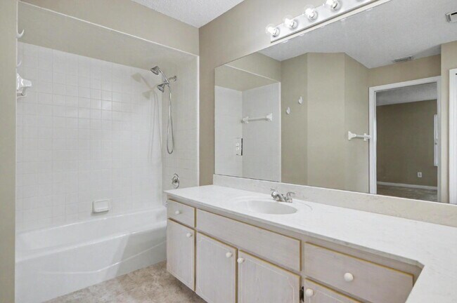 Building Photo - Charming Rental on Quiet Cul-de-Sac!