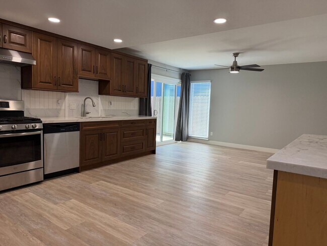 Building Photo - Absolutely gorgeous 3 bedroom 2 bath house