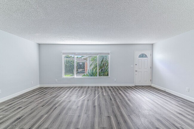 Interior Photo - 1600-1610 Mabury Street