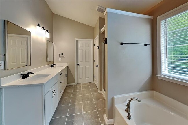 Building Photo - 2250 Winthrope Way Dr