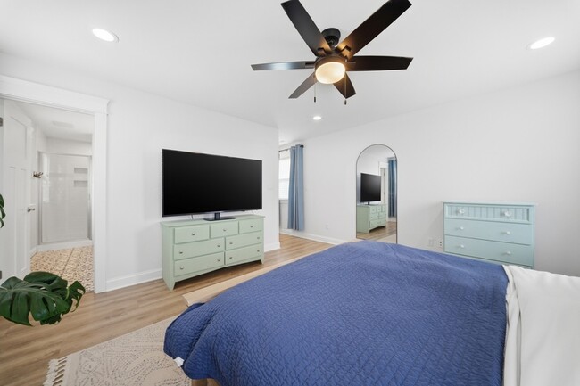 Building Photo - 9610 7th Bay St