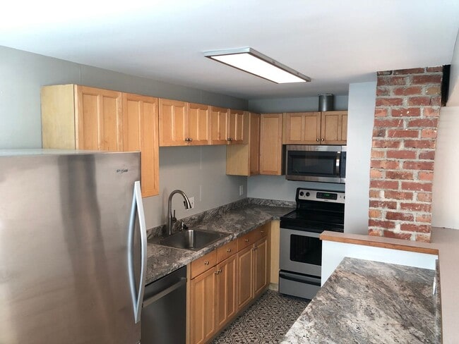 Building Photo - Great unit available in duplex!