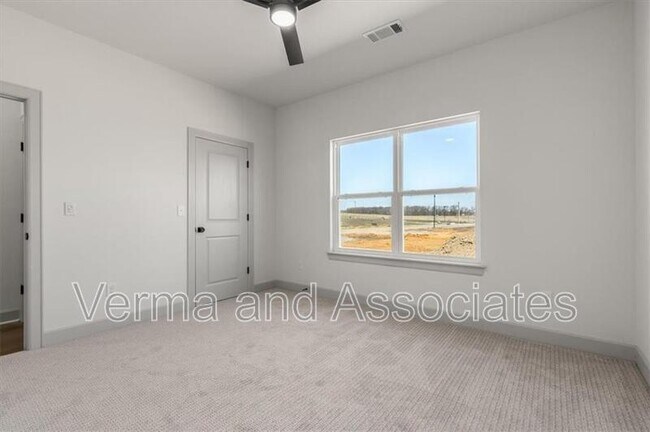 Building Photo - 1050 Whistler St