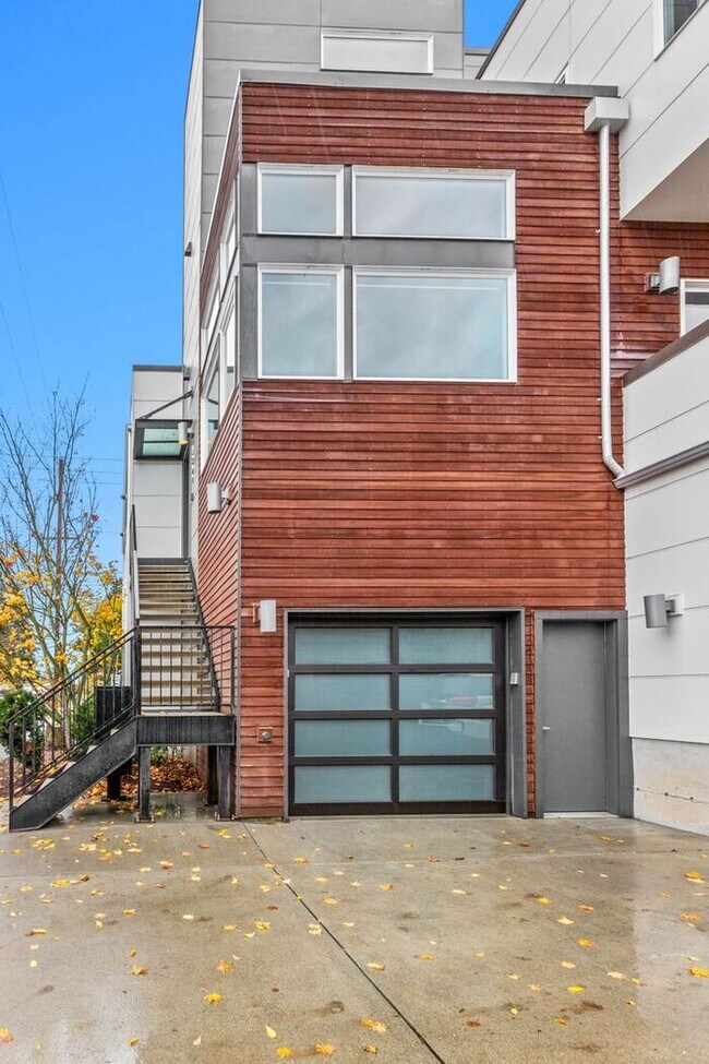 Building Photo - Stunning Modern Air-Conditioned in Coveted...