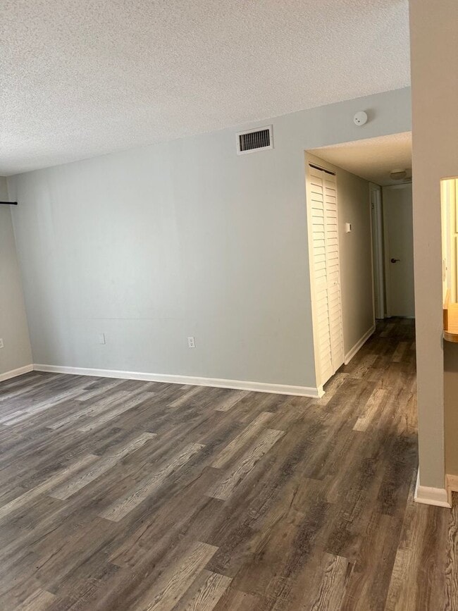 Building Photo - Pine Ridge at Tarpon Condo