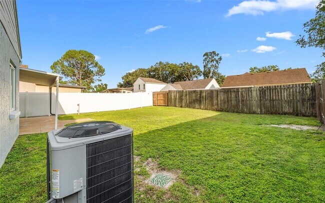 Building Photo - 1651 Palm Leaf Dr