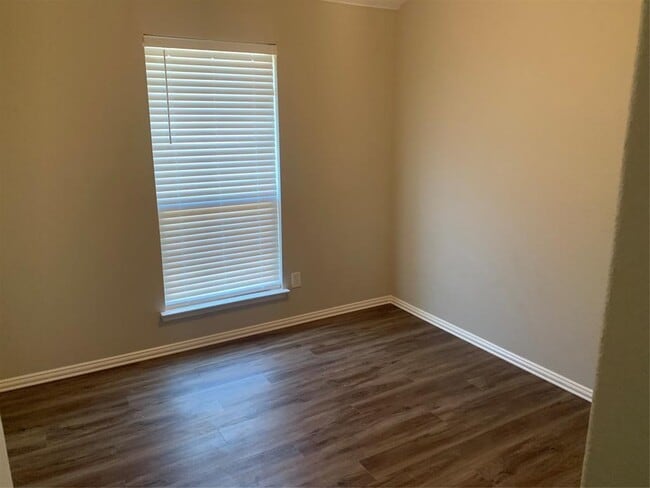 Building Photo - 604 Savanna Dr