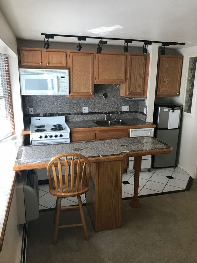 Building Photo - FIRST FLOOR 1 BD in PERFECT SoBo location ...