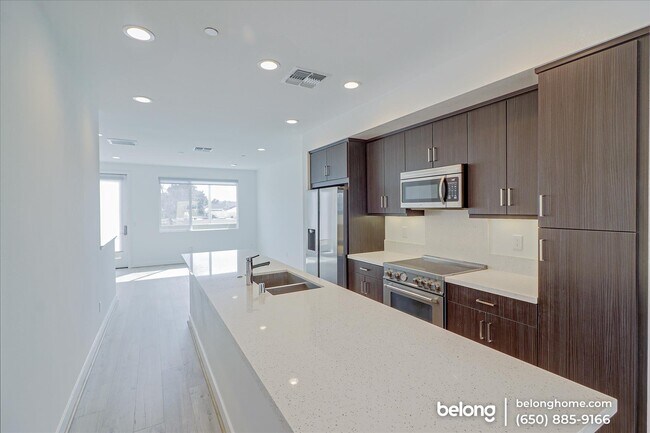 Building Photo - 105 Uptown Cir