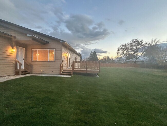 Building Photo - Beautiful 3 bed, 2 bath Hamilton home