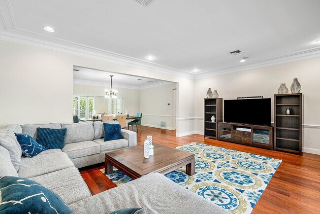 Building Photo - 2121 Areca Palm Rd