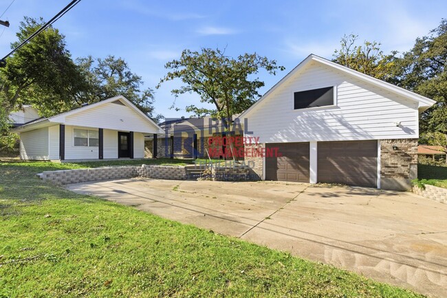 Building Photo - Spacious Modern 5 Bed / 2.5 Bath + 1 Bed / 1 Bath ADU in Wedgwood