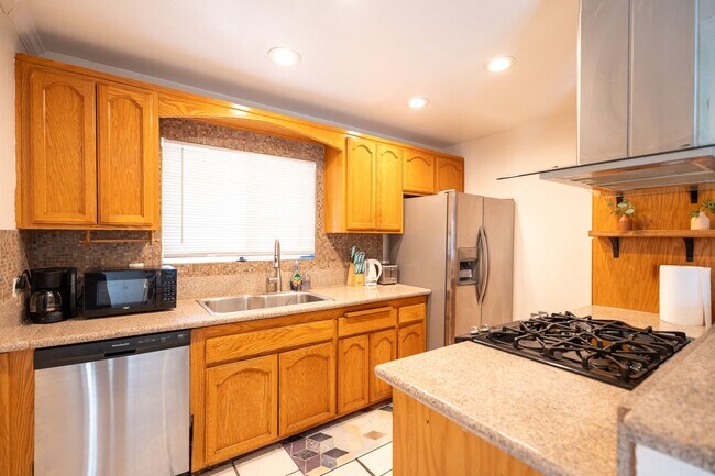 Building Photo - Cozy Zen Retreat Home with 4BD+3BA  Share ...