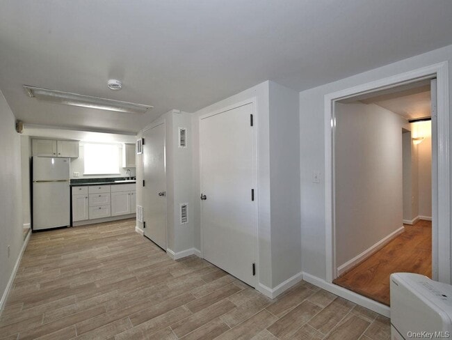 Building Photo - 494 W William St