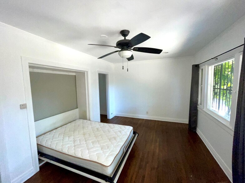 Primary Photo - 402 Micheltorena St