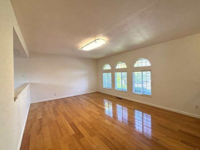 Building Photo - Beautiful 4 bedroom, 3 bathroom two-story home for rent in the highly desirable Mission San Jose ...
