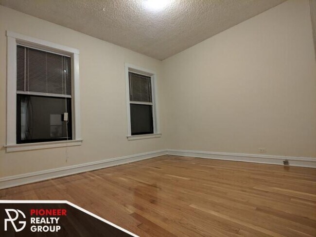 Building Photo - 2 bedroom in CHICAGO IL 60657