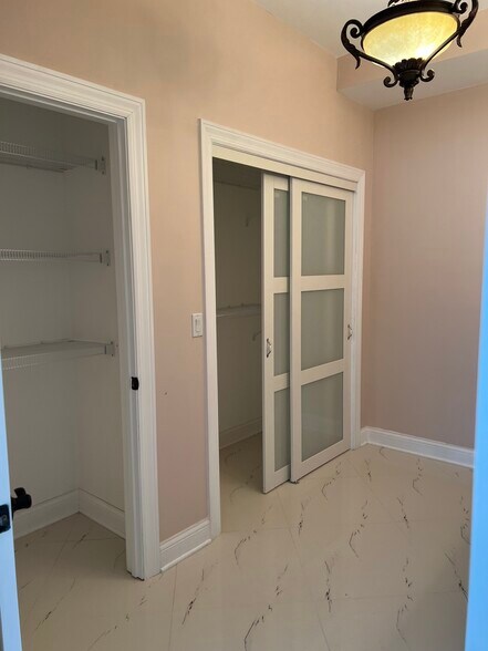Master closet - 7N201 Windsor Dr