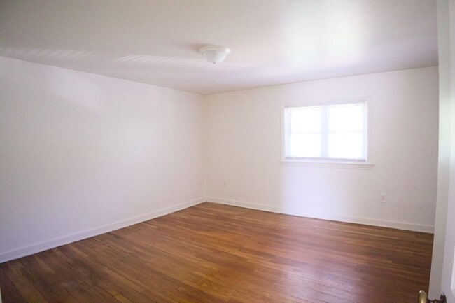 Building Photo - Cute & Cozy Interior Rowhome