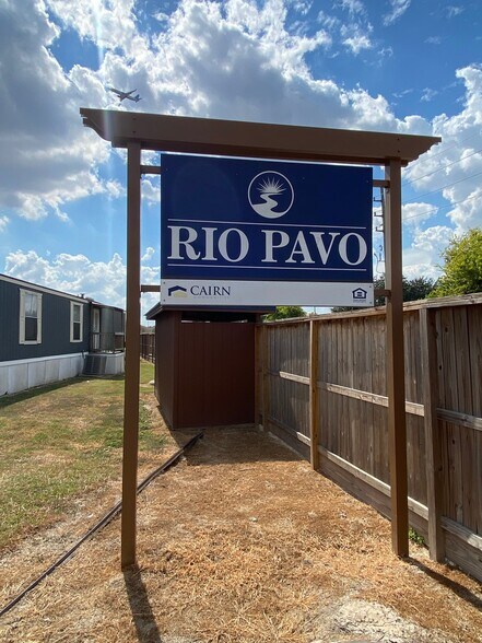Building Photo - 1120 N Vista Dr