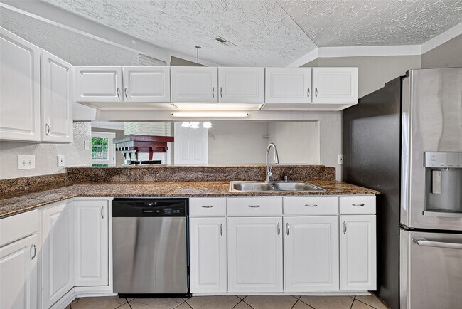 Building Photo - 15815 Thistledew Dr