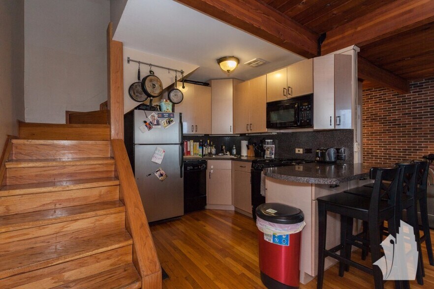 Building Photo - 1133 W Drummond Pl