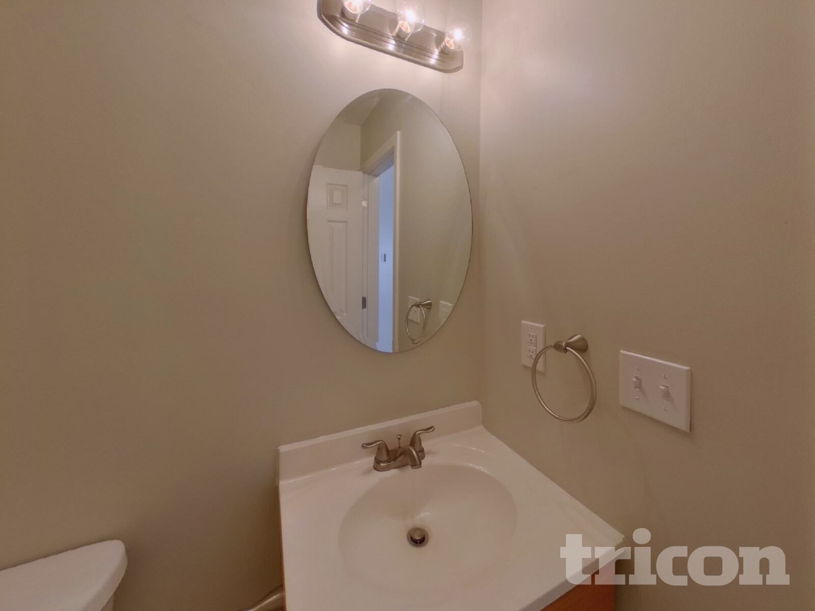 Building Photo - 1585 Kingston Dr