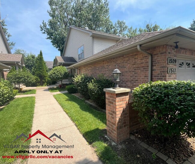 Building Photo - New & Updated! 2BR/2BA w/ Fireplace, Garag...