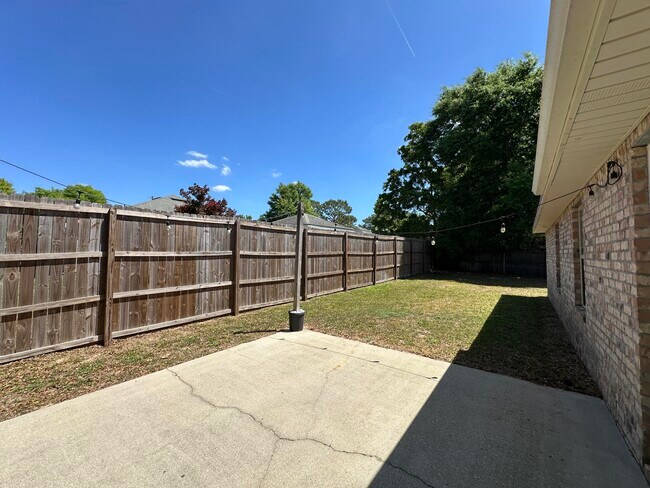 Building Photo - 516 Grand Ridge Dr